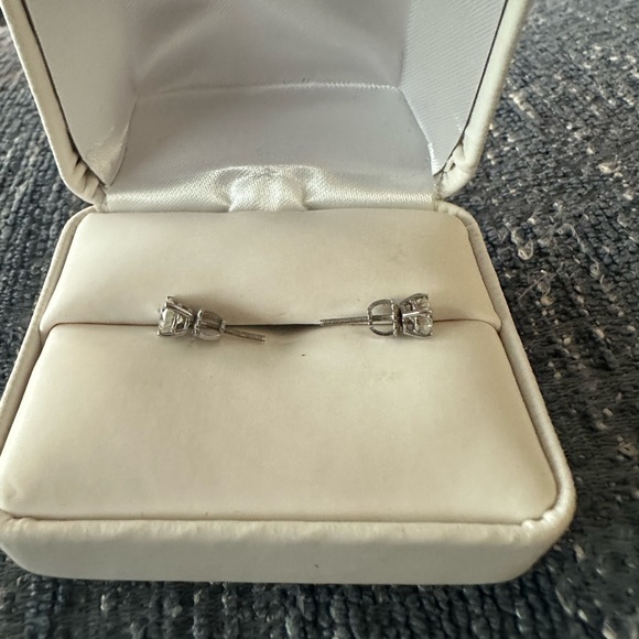 Diamond Stud earrings - Picture 7 of 10